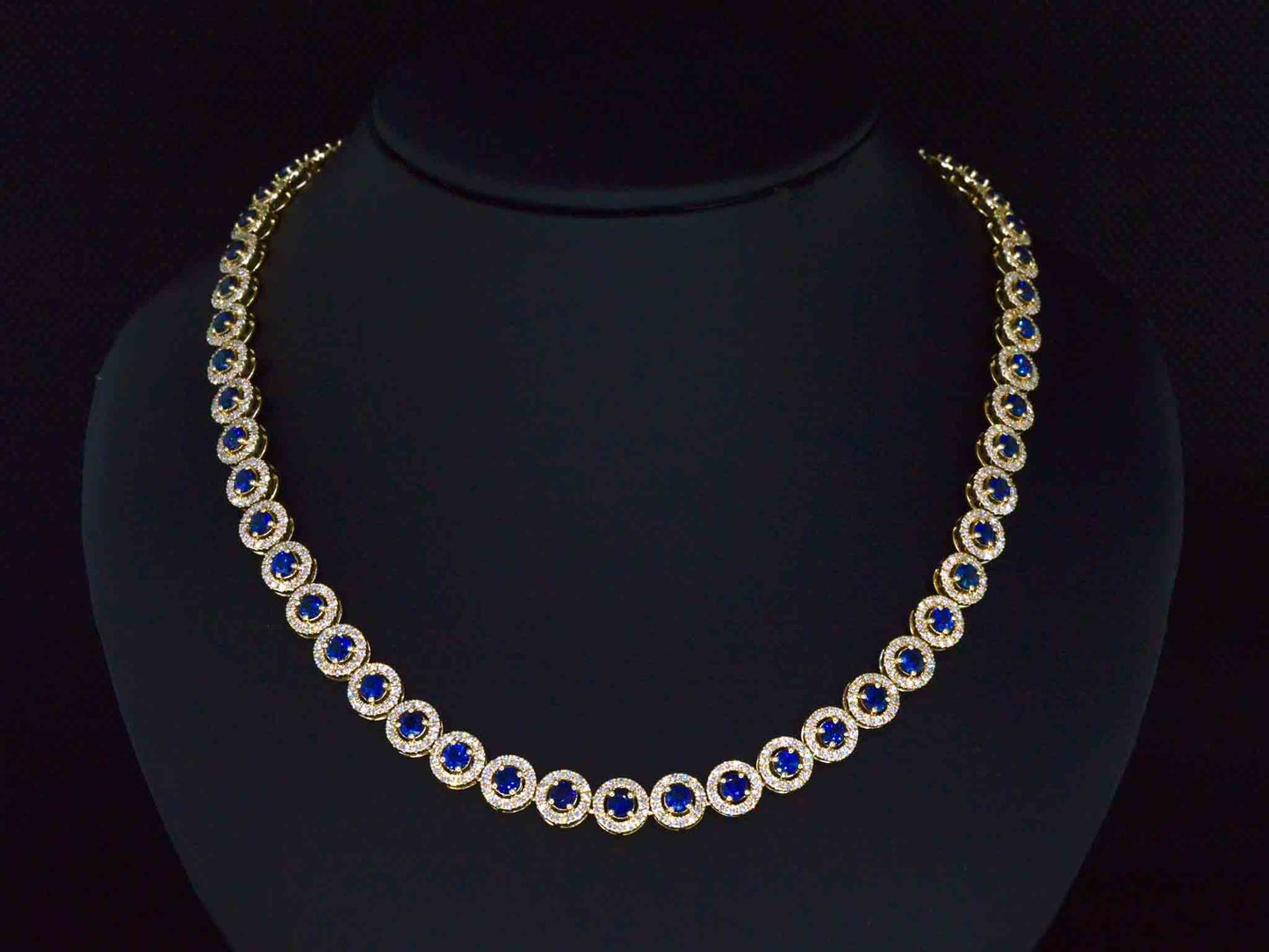 Gouden collier volledig met witte diamanten en saffieren 17.00 carat