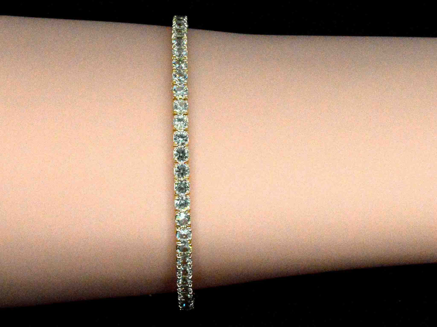 Gouden tennisarmband met 8.00 carat aan groene saffieren