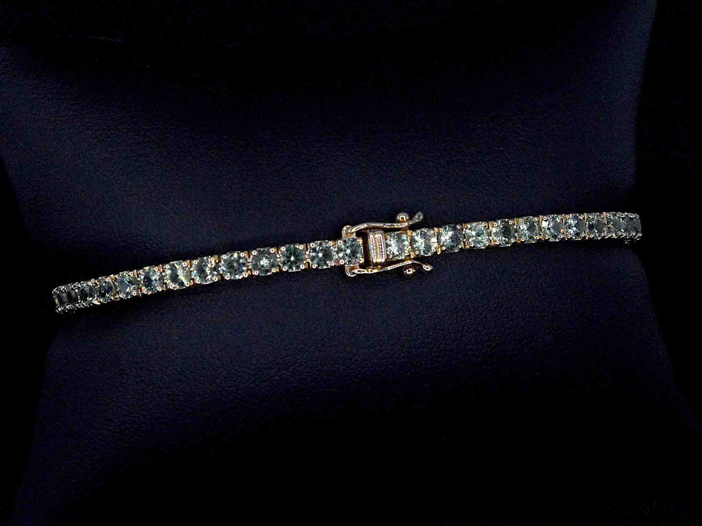 Gouden tennisarmband met 8.00 carat aan groene saffieren