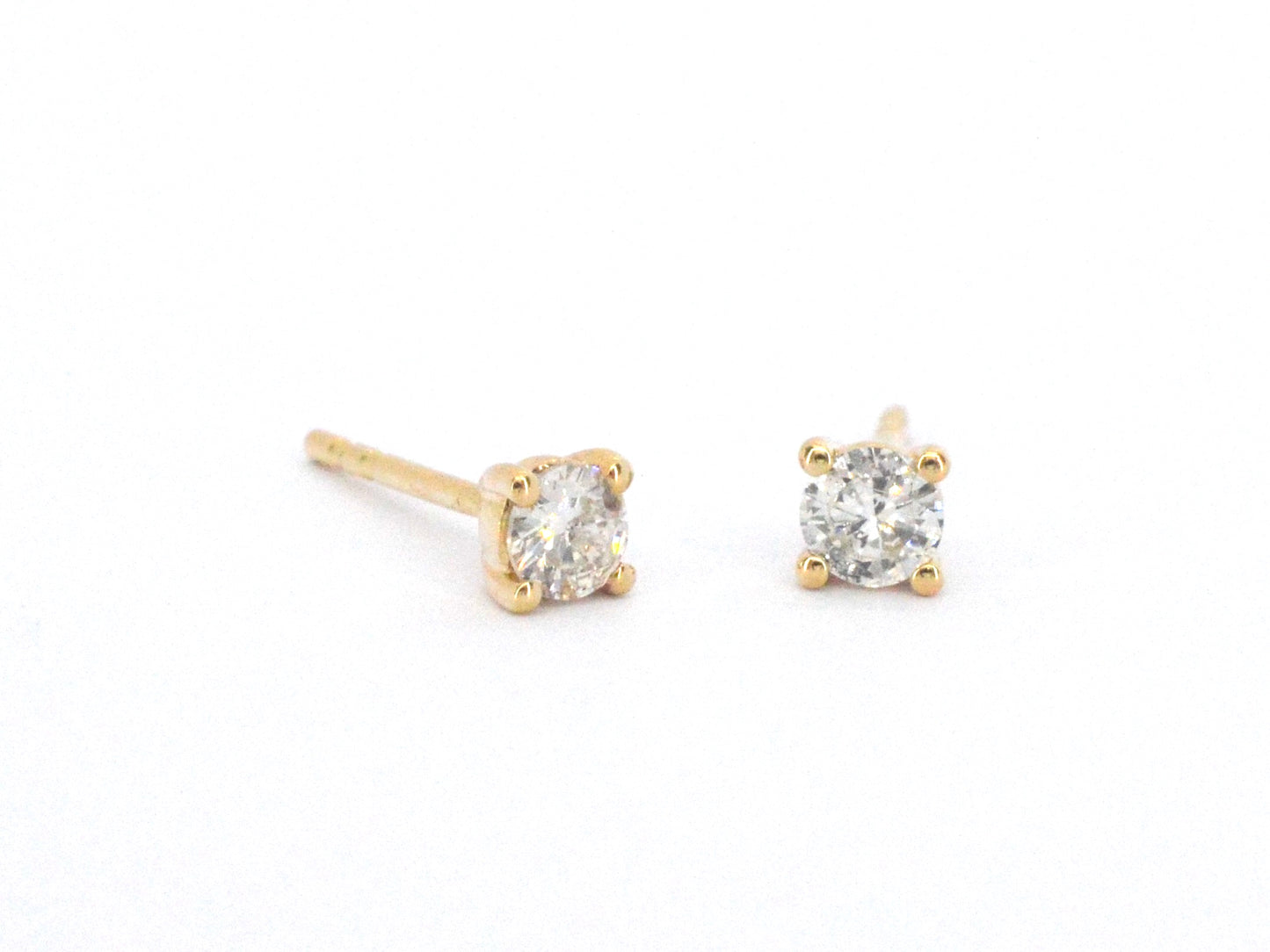 Geelgouden solitair oorbellen met natuurlijke diamanten