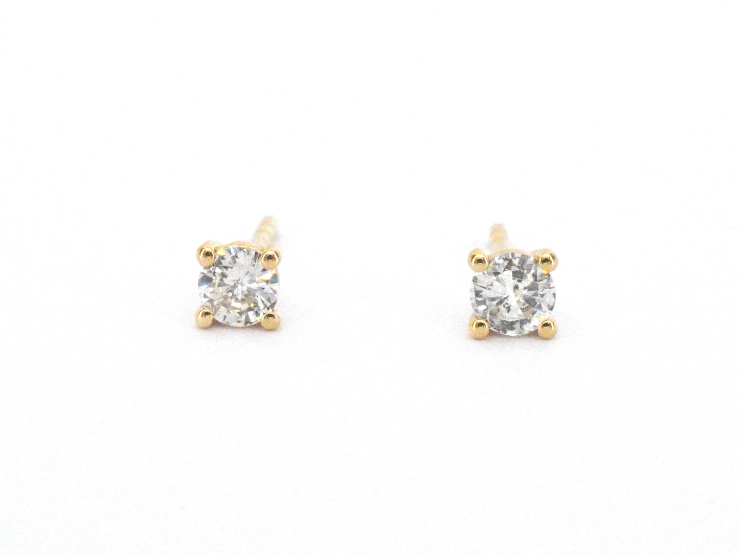 Geelgouden solitair oorbellen met natuurlijke diamanten