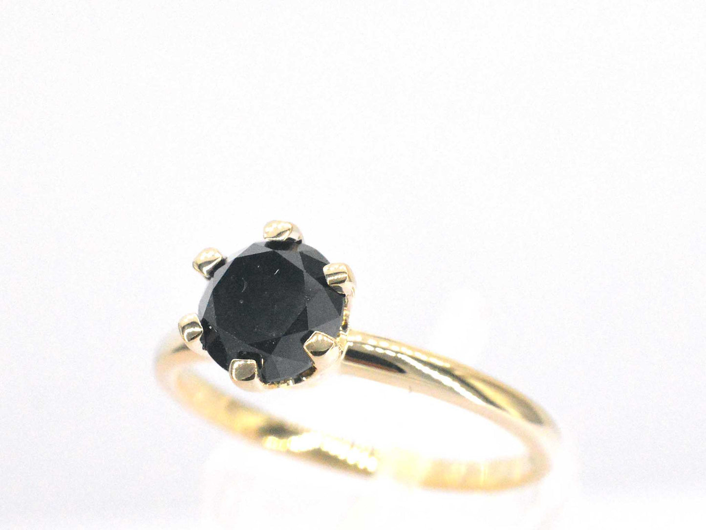 Gouden solitaire ring met één briljant geslepen zwarte diamant