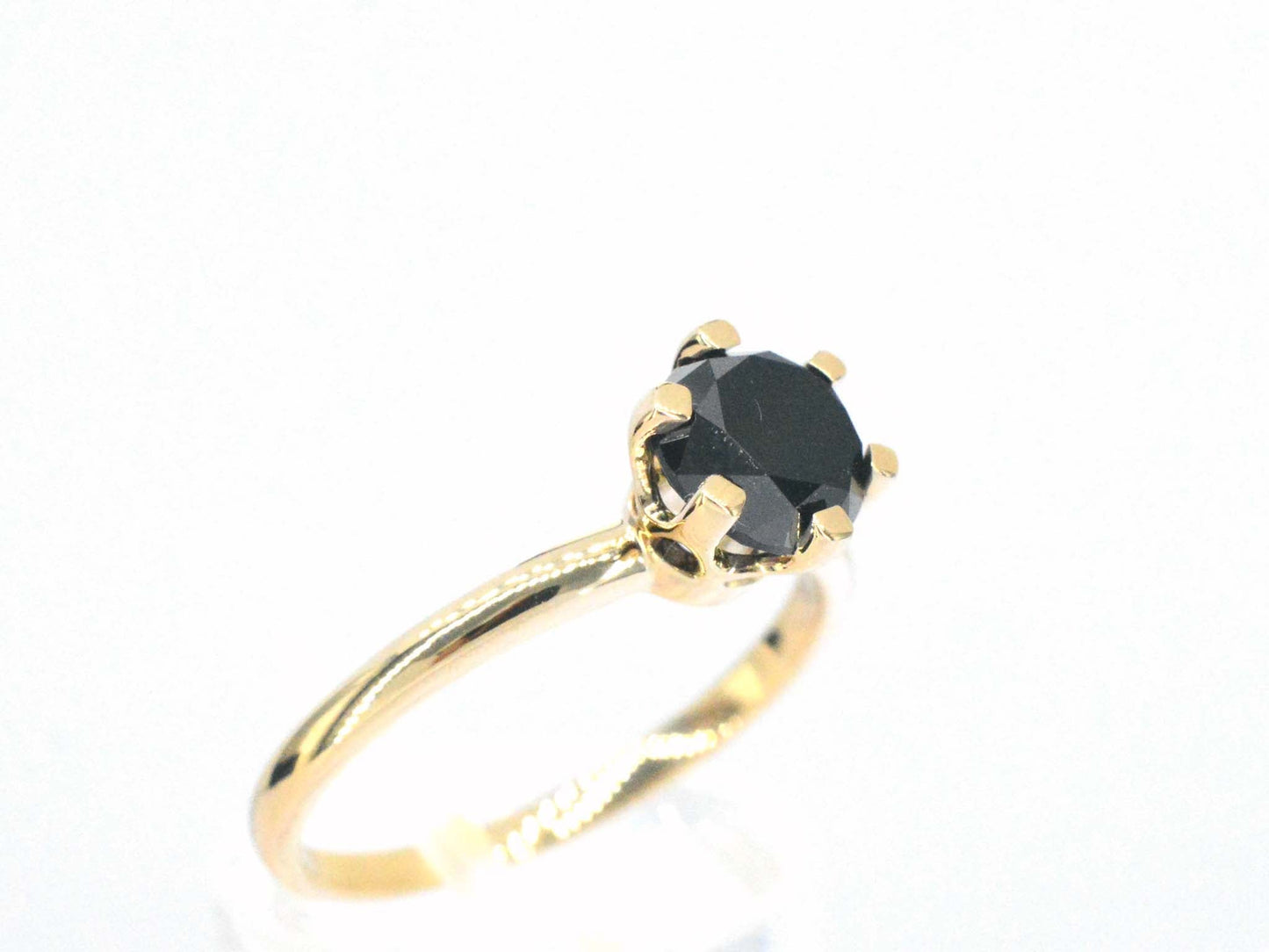Gouden solitaire ring met één briljant geslepen zwarte diamant