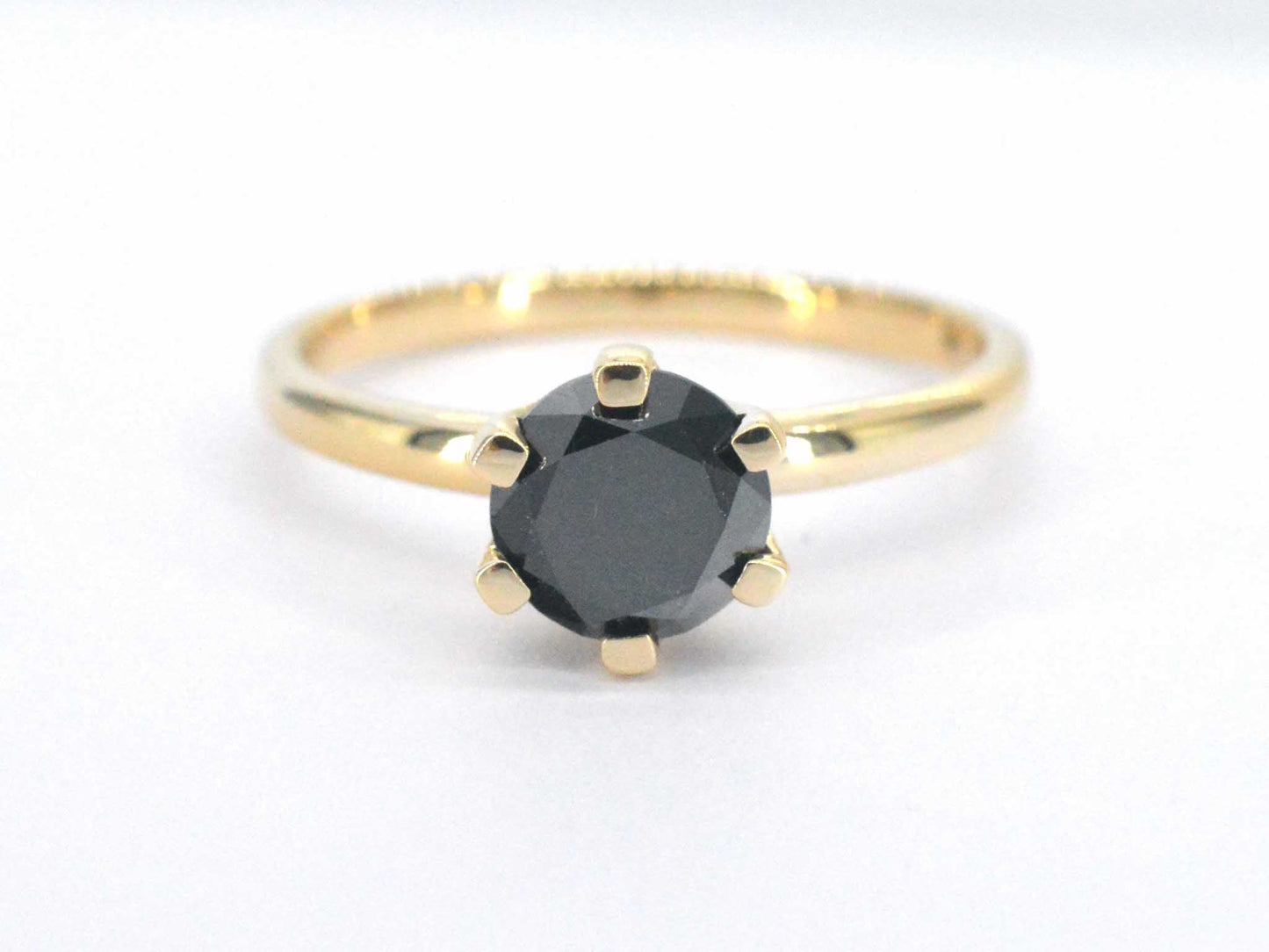 Gouden solitaire ring met één briljant geslepen zwarte diamant