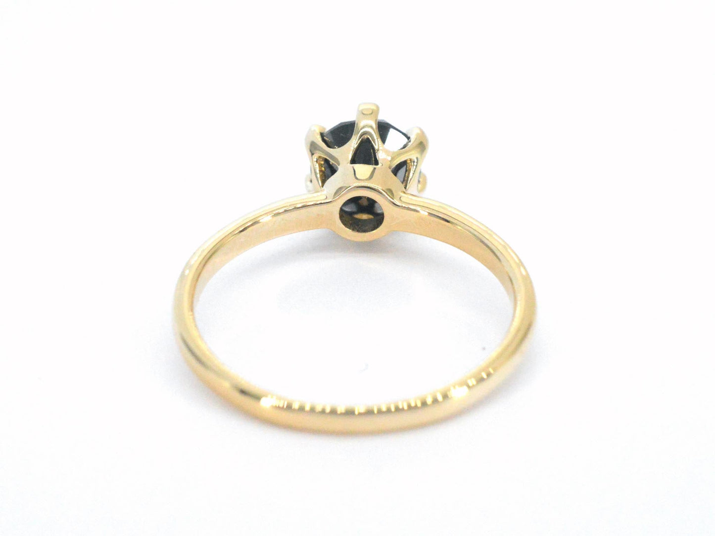 Gouden solitaire ring met één briljant geslepen zwarte diamant