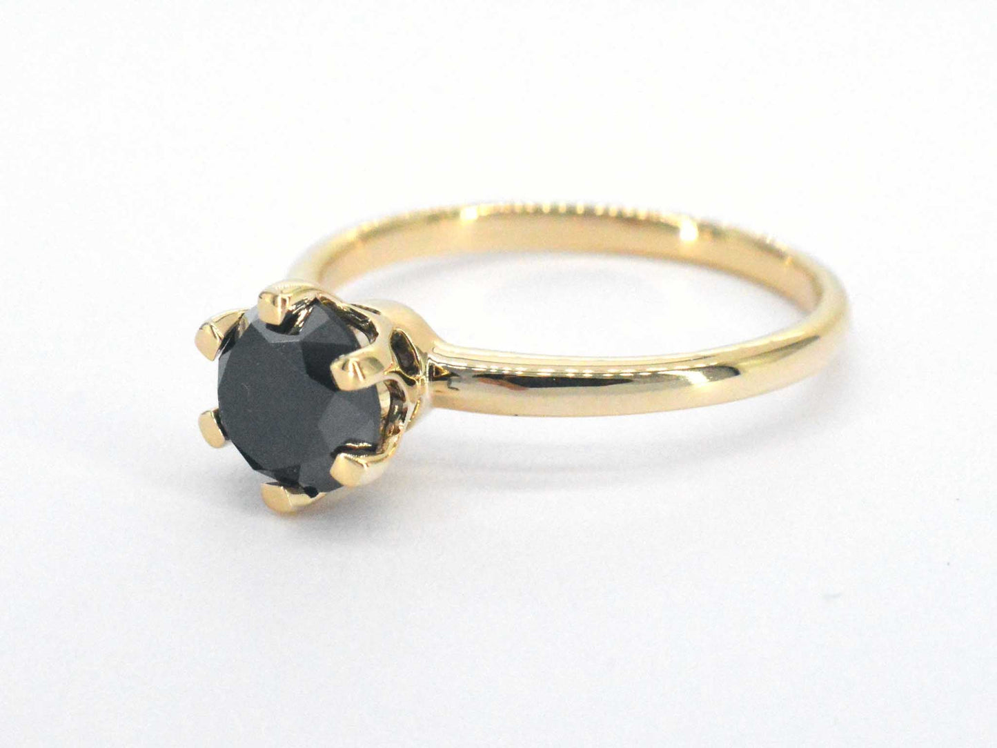 Gouden solitaire ring met één briljant geslepen zwarte diamant