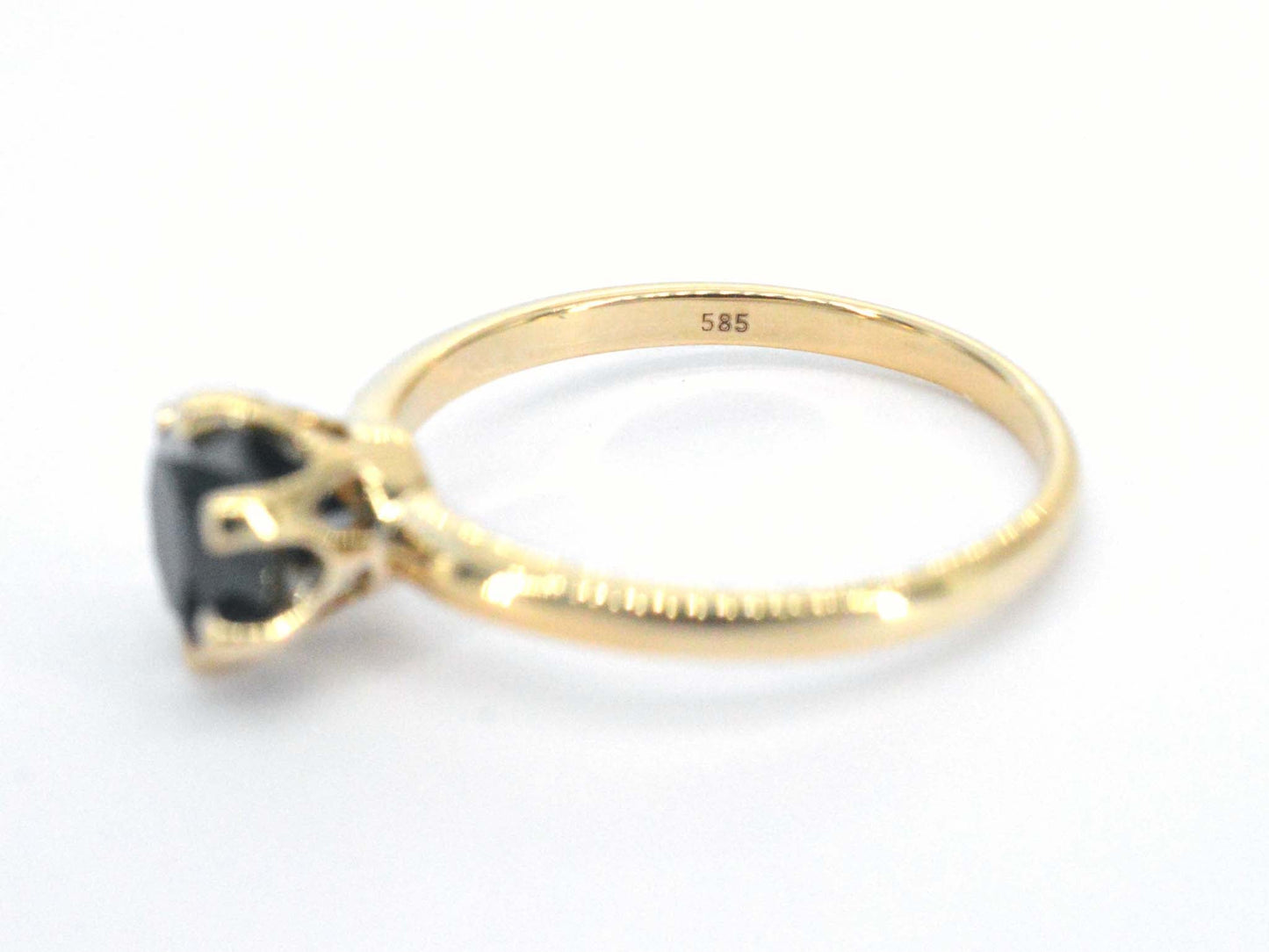 Gouden solitaire ring met één briljant geslepen zwarte diamant