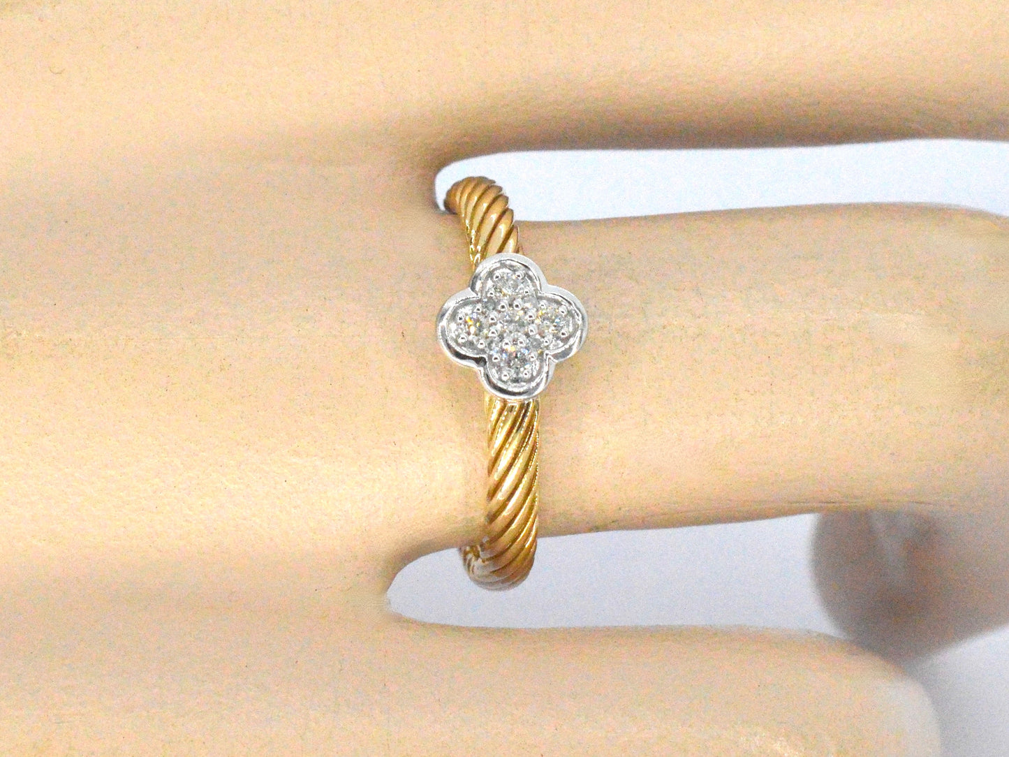 Gouden ring met een klavertje vier gezet met diamanten