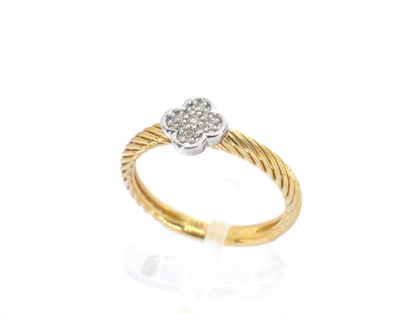 Gouden ring met een klavertje vier gezet met diamanten