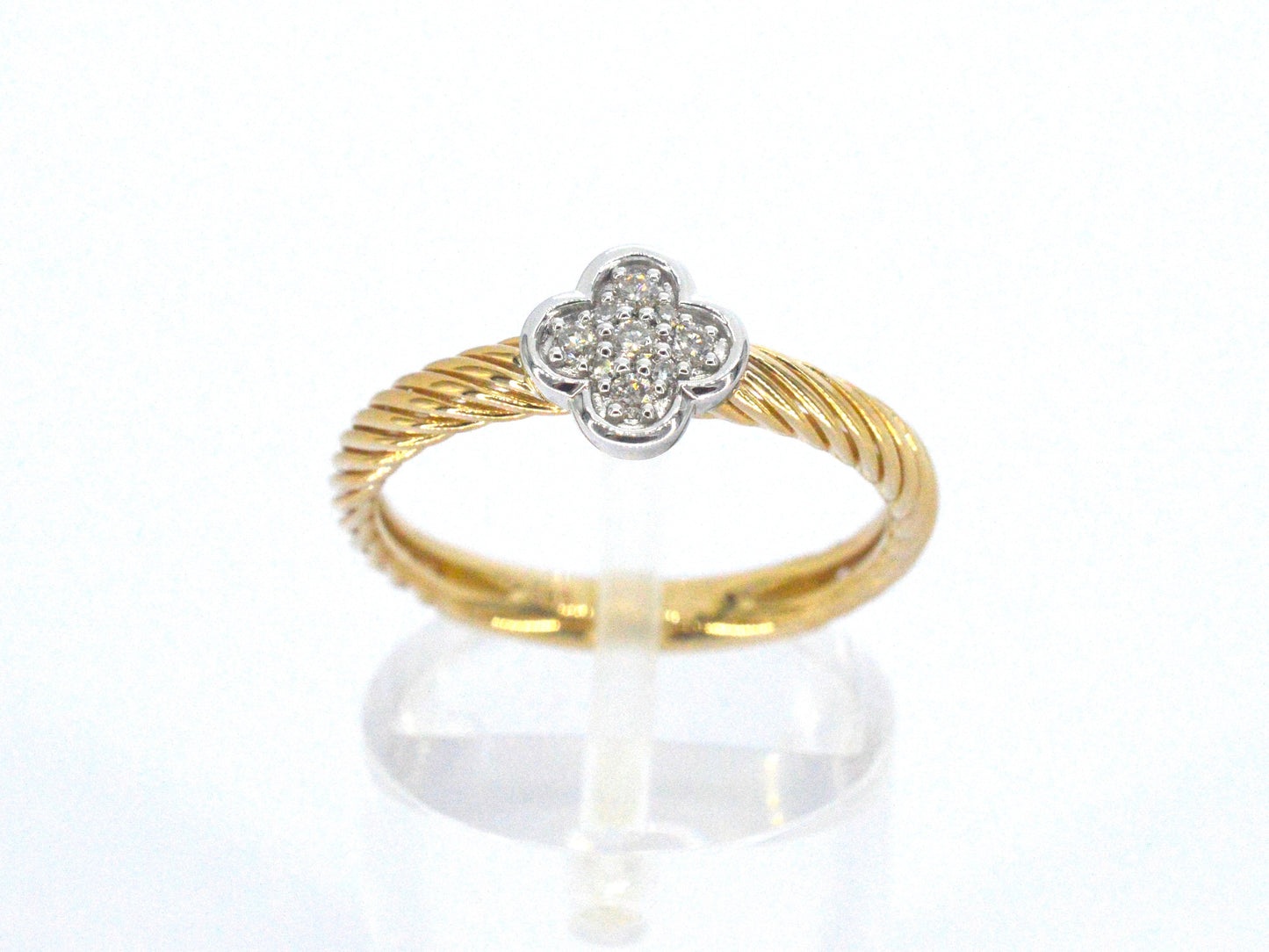Gouden ring met een klavertje vier gezet met diamanten