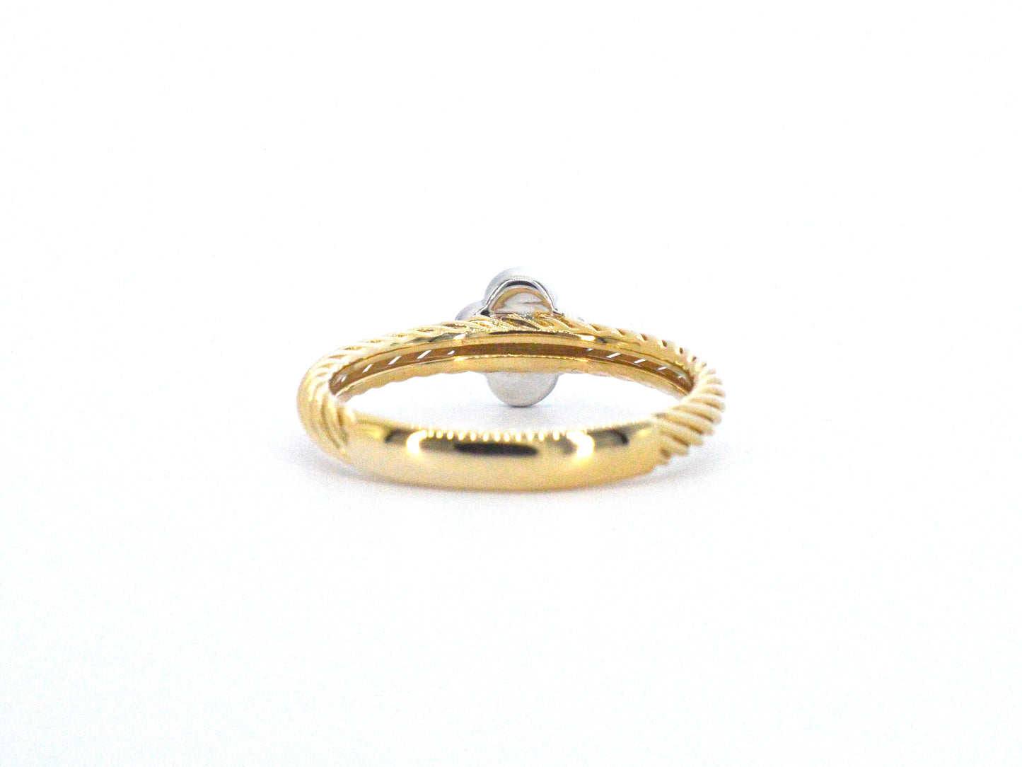 Gouden ring met een klavertje vier gezet met diamanten