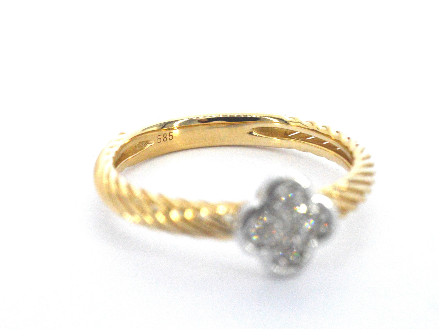 Gouden ring met een klavertje vier gezet met diamanten