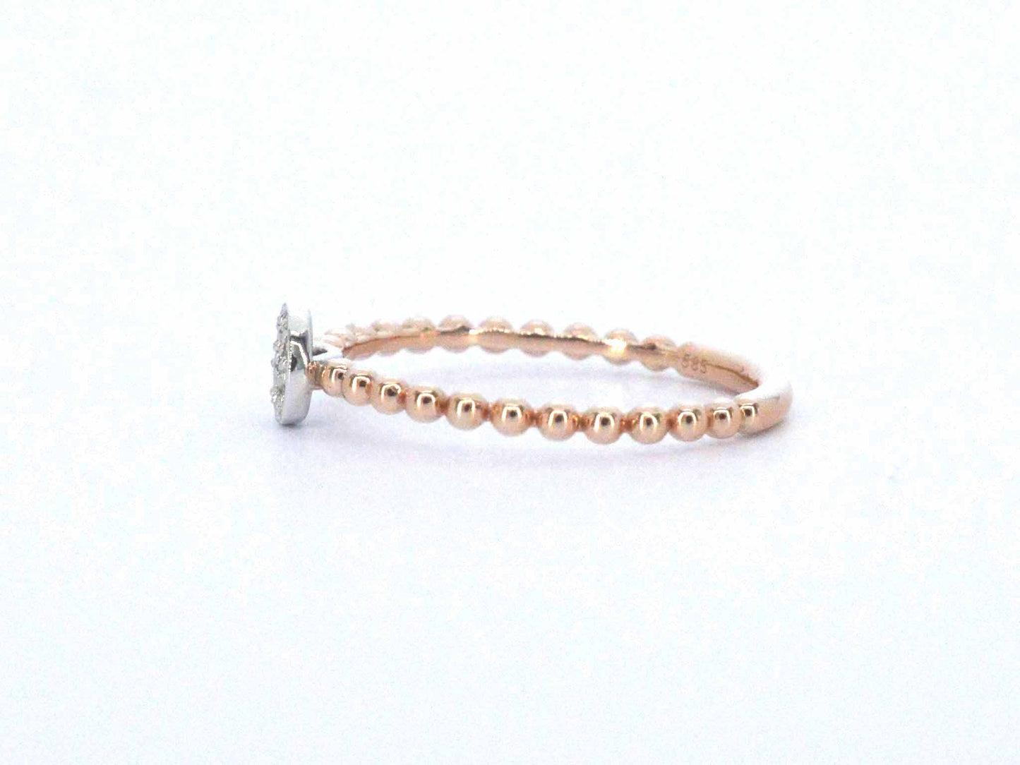 Rosegouden ring met centraal een rondje vol gezet met diamanten