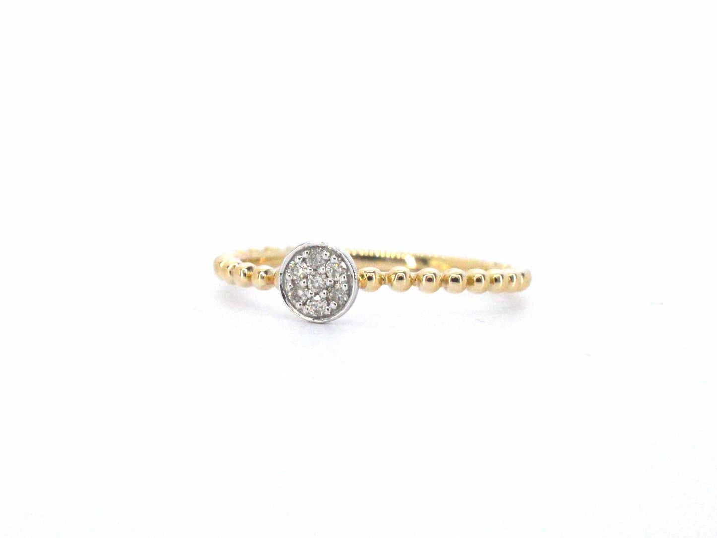 Gouden ring met centraal een rondje vol gezet met diamanten