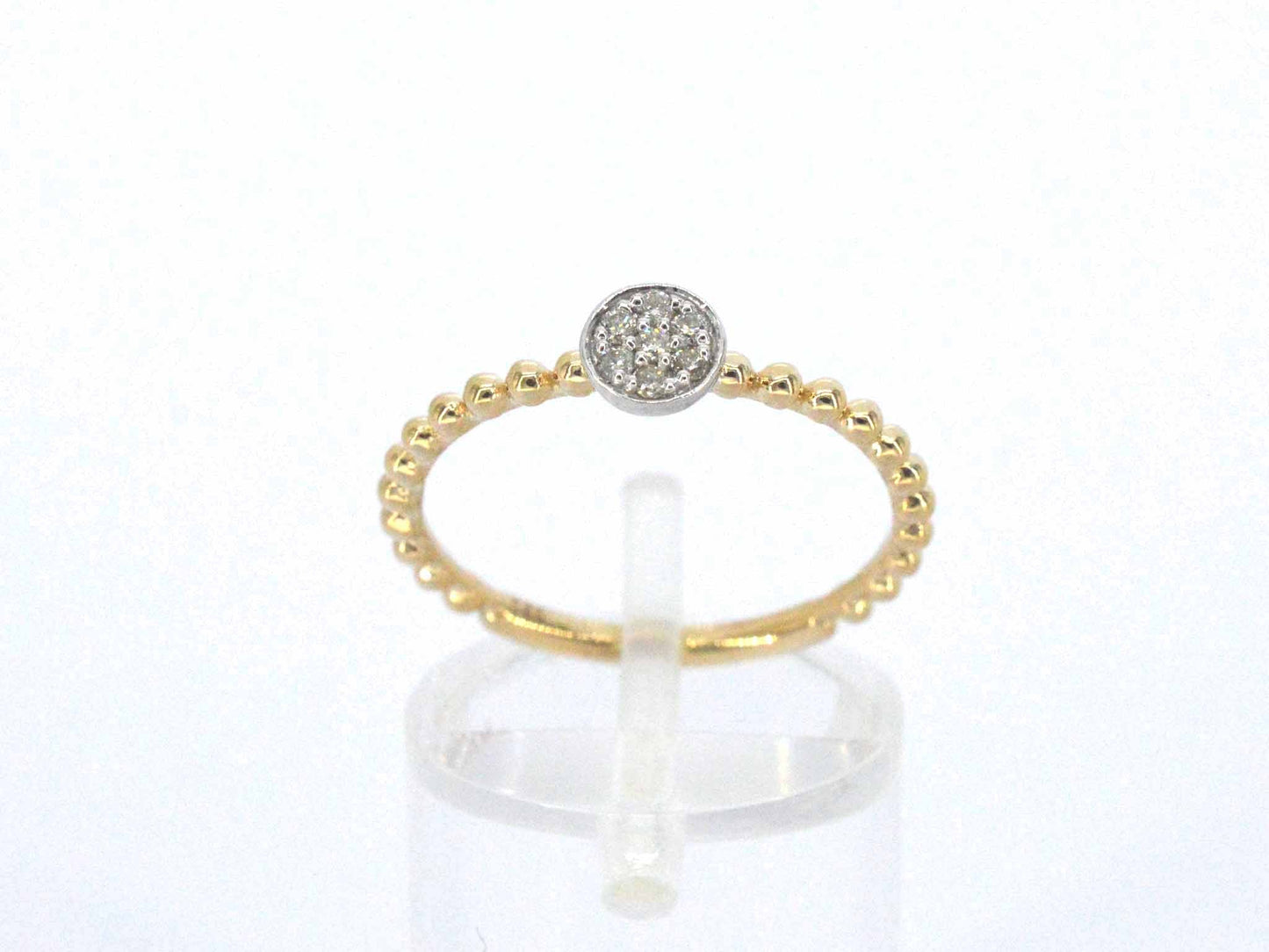 Gouden ring met centraal een rondje vol gezet met diamanten