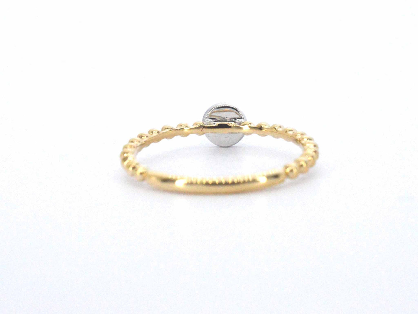 Gouden ring met centraal een rondje vol gezet met diamanten