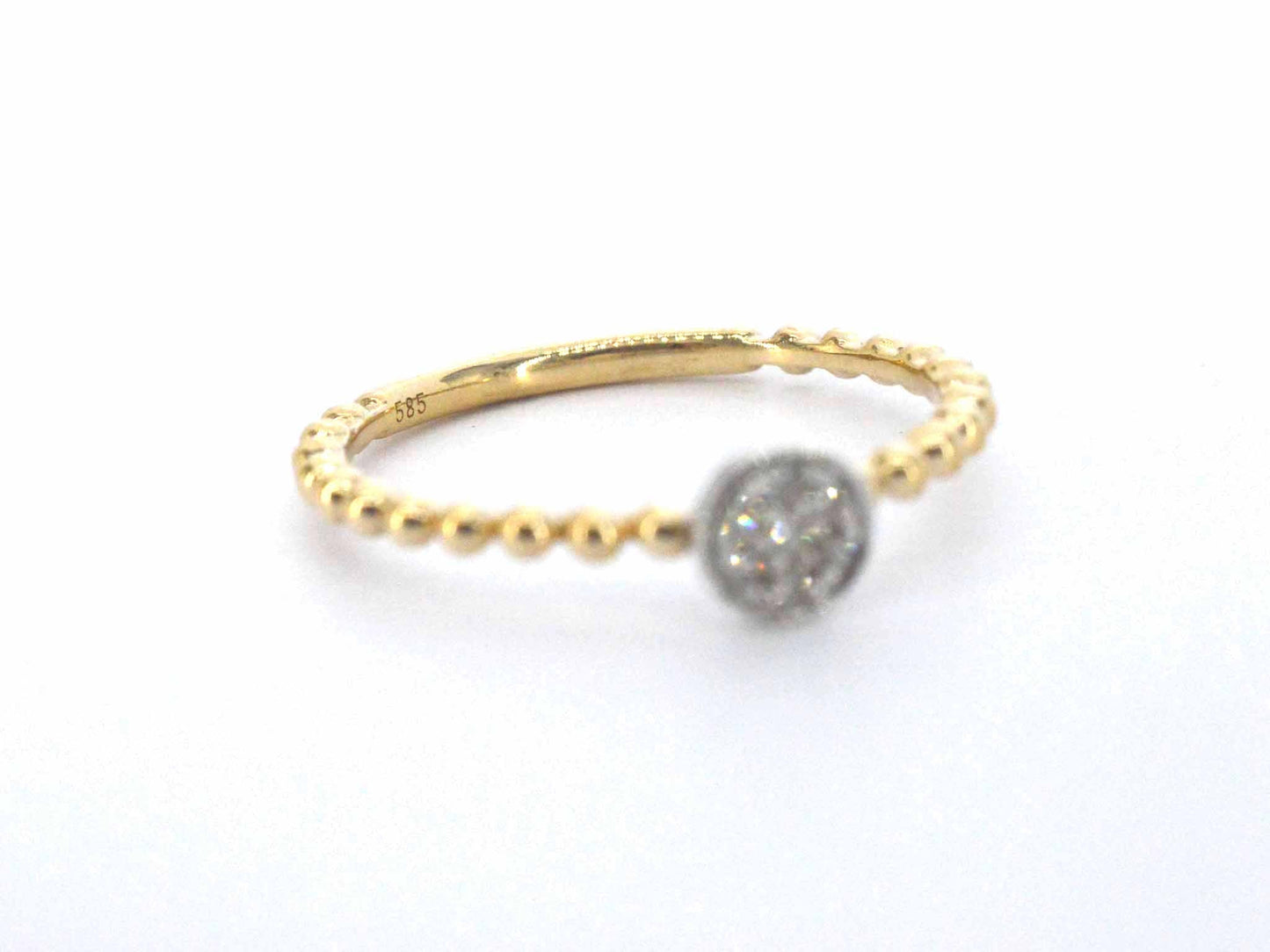 Gouden ring met centraal een rondje vol gezet met diamanten