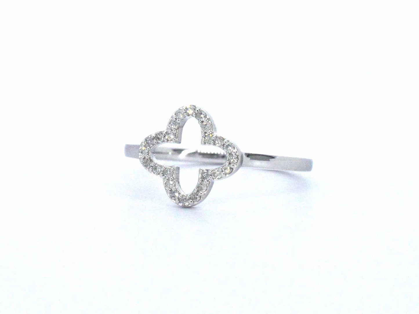 Witgouden ring met een open klaver vier motief gezet met diamanten