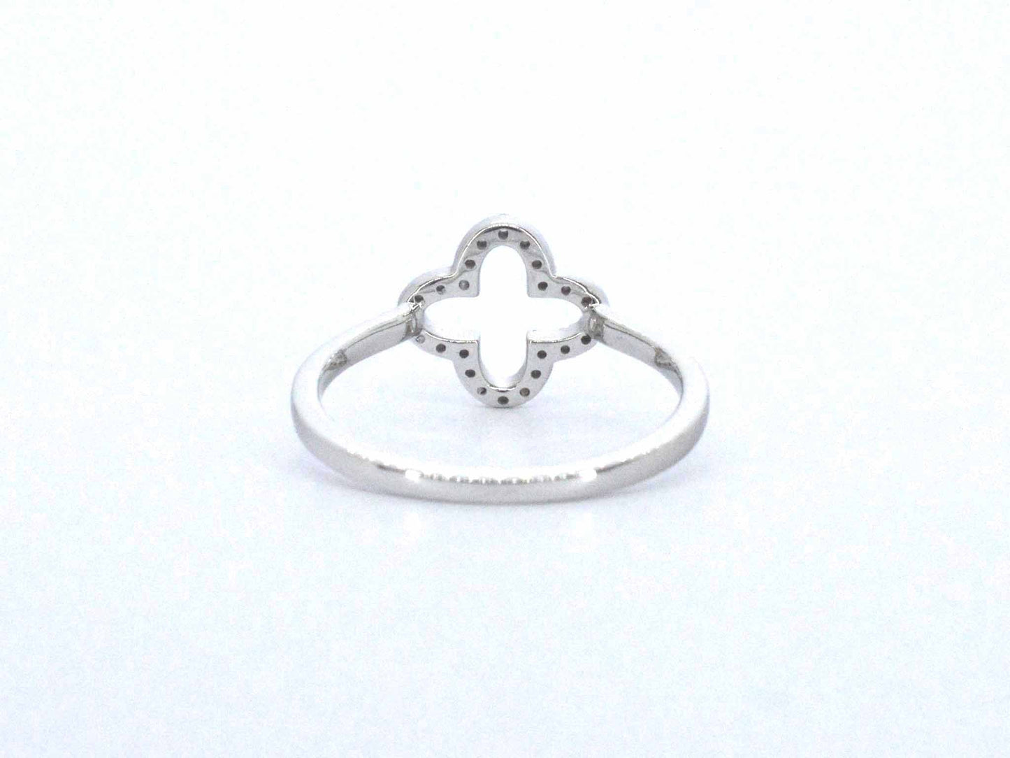 Witgouden ring met een open klaver vier motief gezet met diamanten