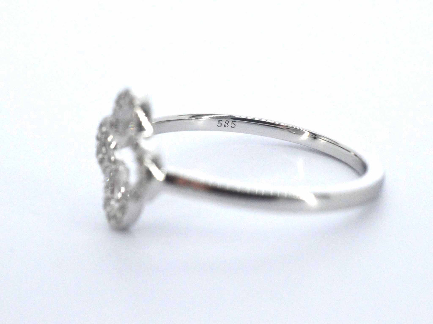 Witgouden ring met een open klaver vier motief gezet met diamanten