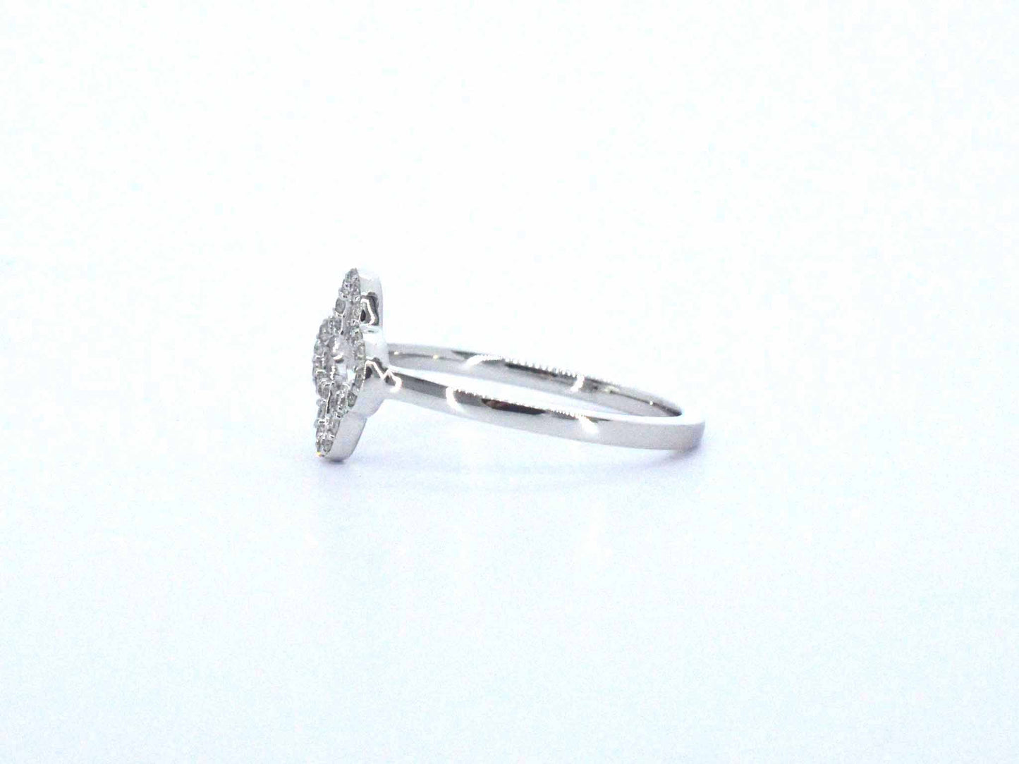 Witgouden ring met een open klaver vier motief gezet met diamanten