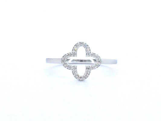 Witgouden ring met een open klaver vier motief gezet met diamanten