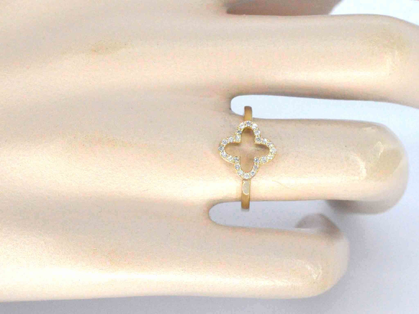 Gouden ring met een open klaver vier motief gezet met diamanten