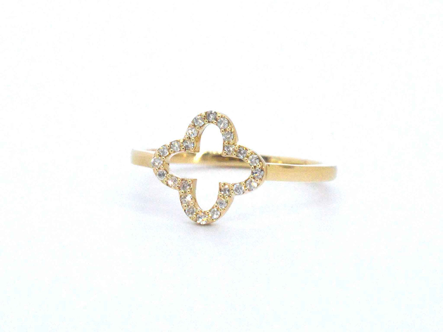 Gouden ring met een open klaver vier motief gezet met diamanten