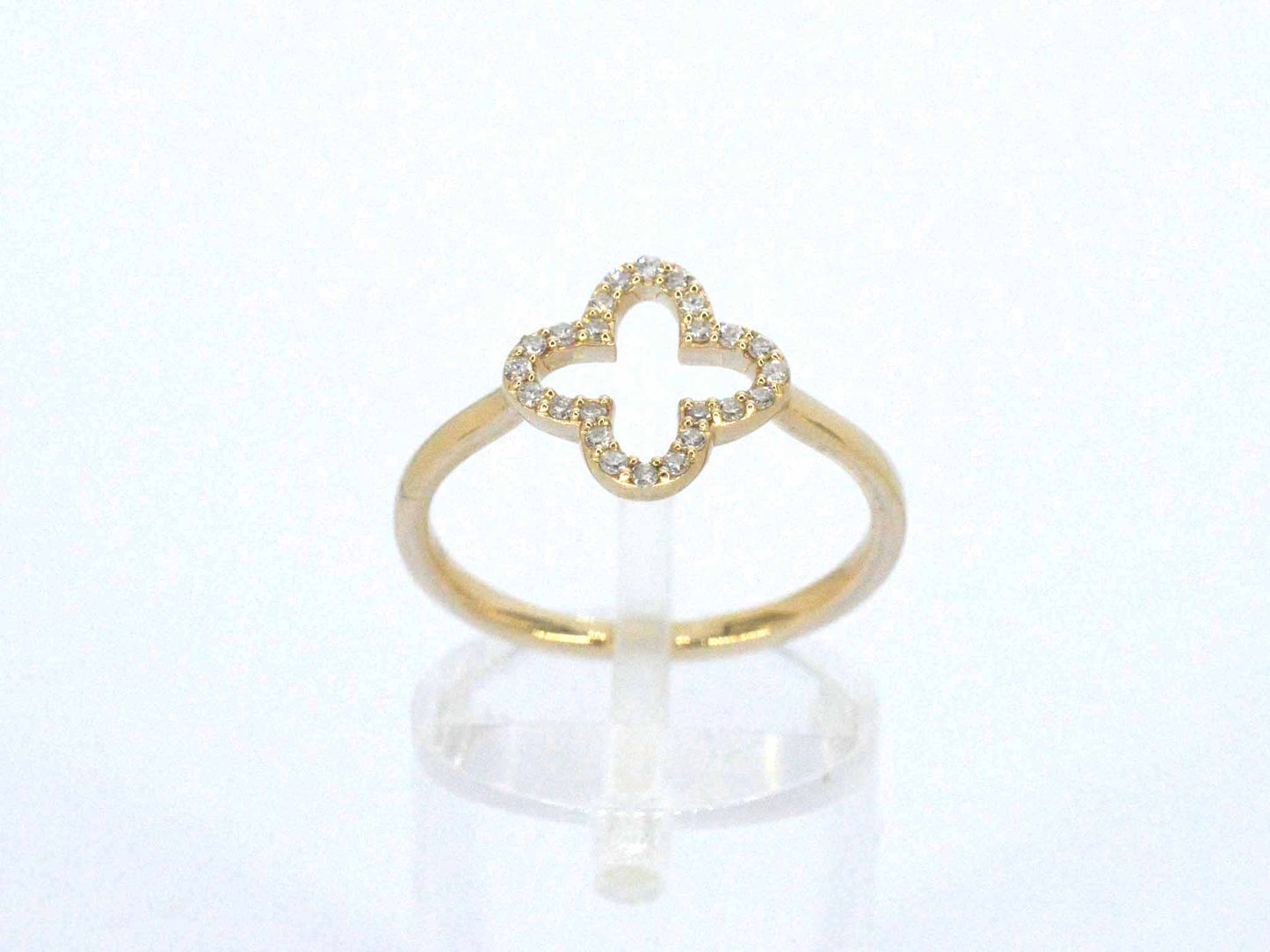 Gouden ring met een open klaver vier motief gezet met diamanten