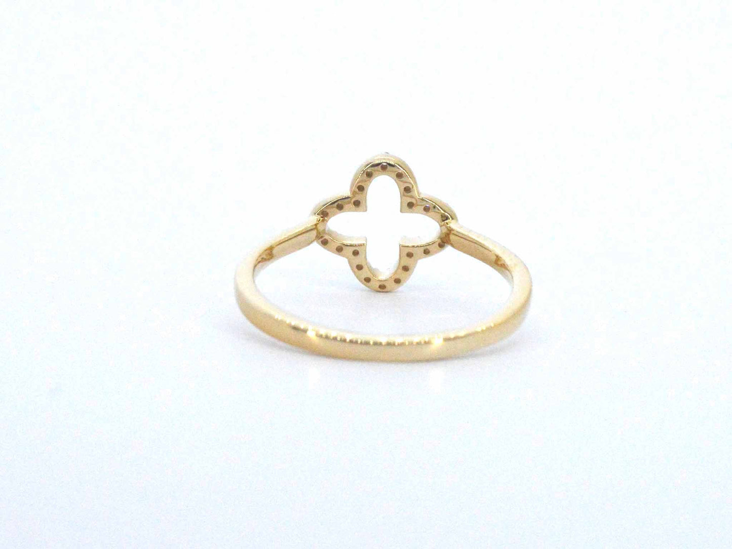 Gouden ring met een open klaver vier motief gezet met diamanten