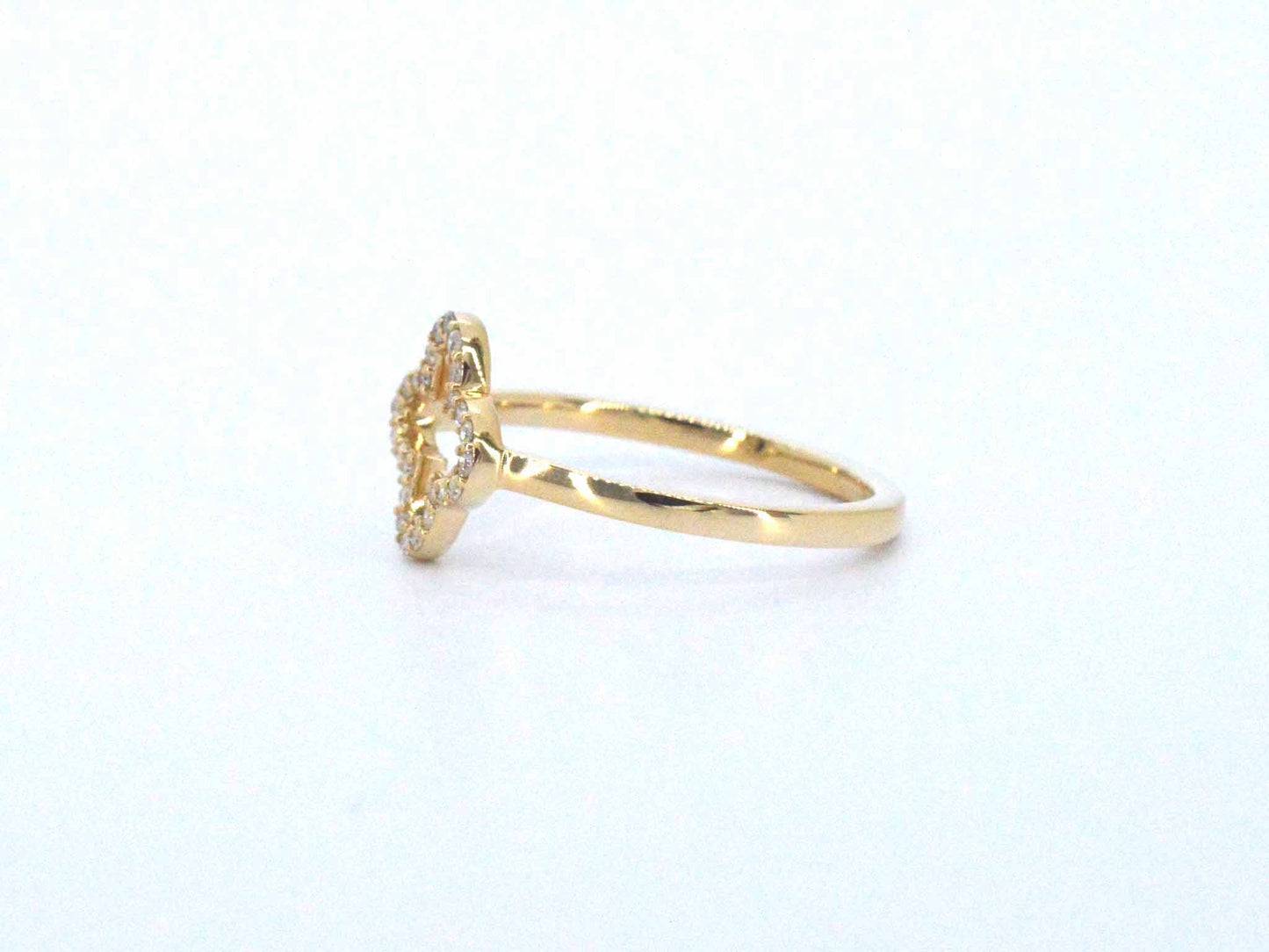 Gouden ring met een open klaver vier motief gezet met diamanten