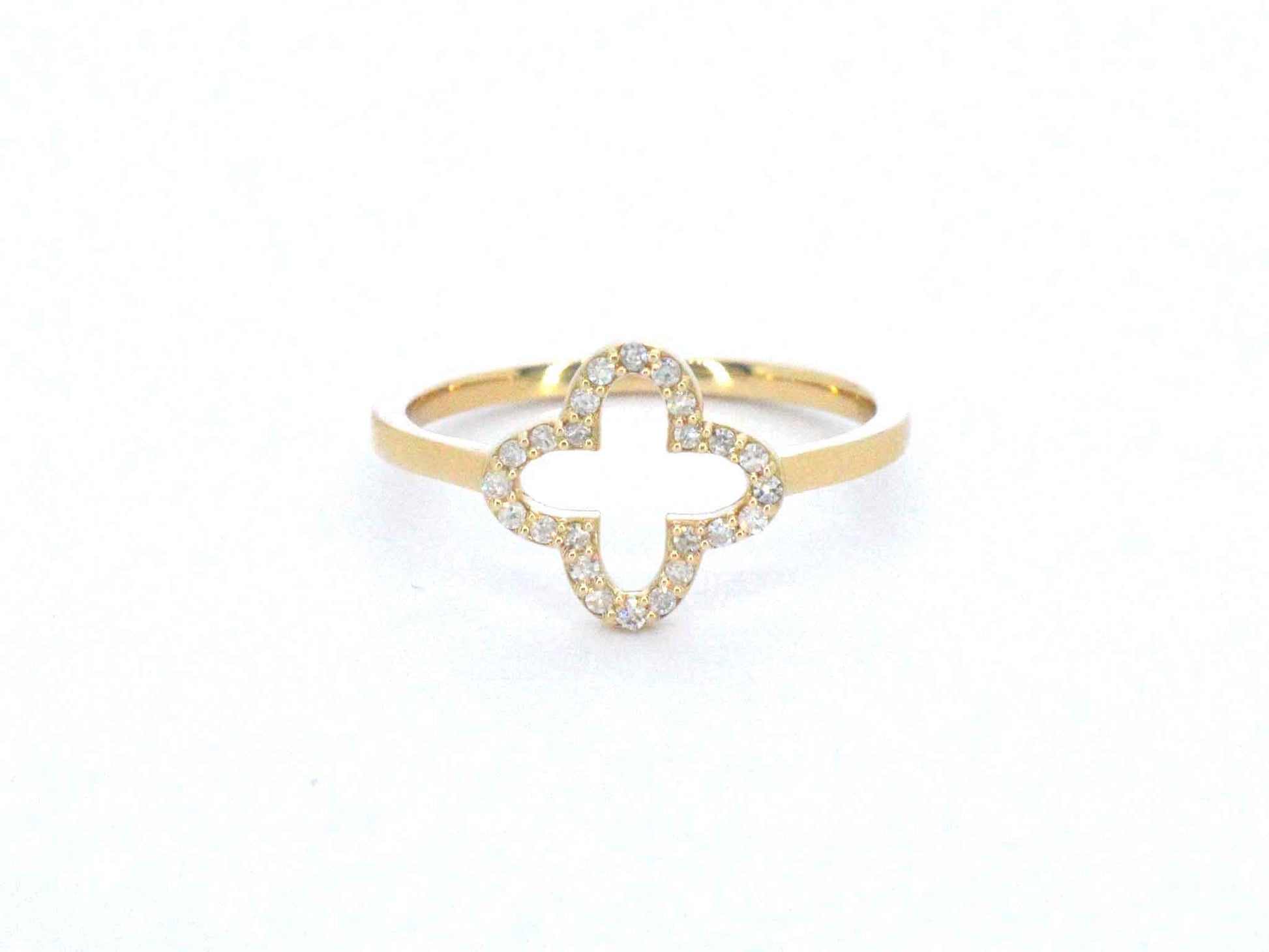 Gouden ring met een open klaver vier motief gezet met diamanten