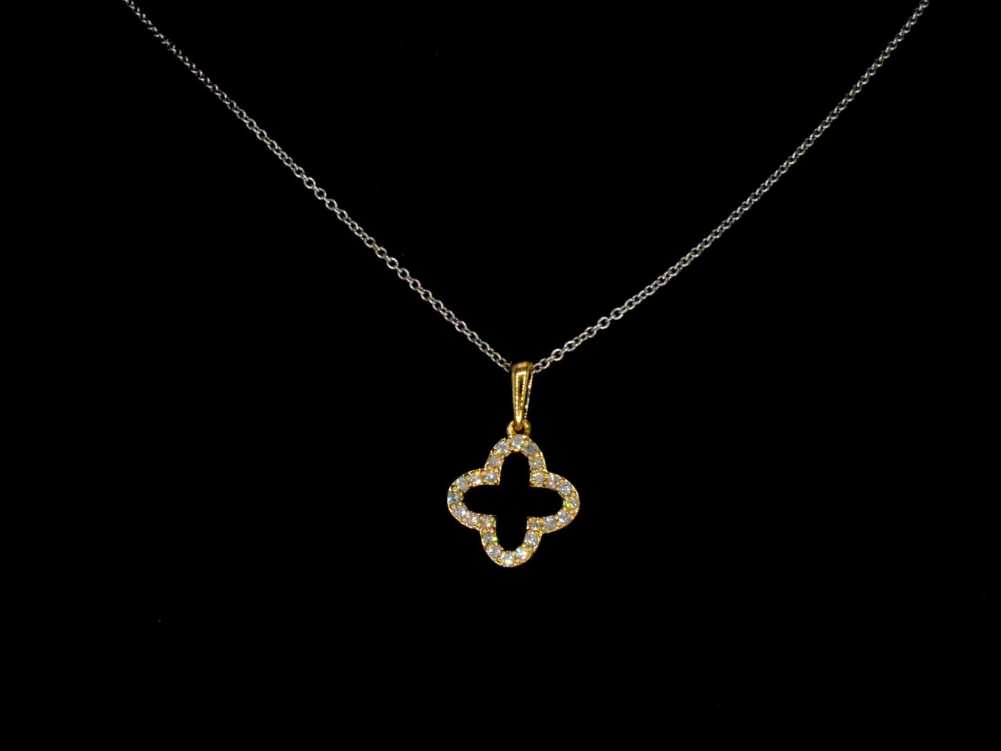 Gouden hanger in klaver vier vorm met diamanten
