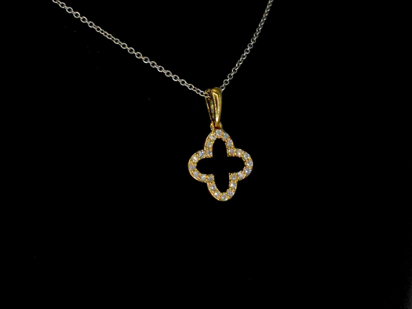 Gouden hanger in klaver vier vorm met diamanten