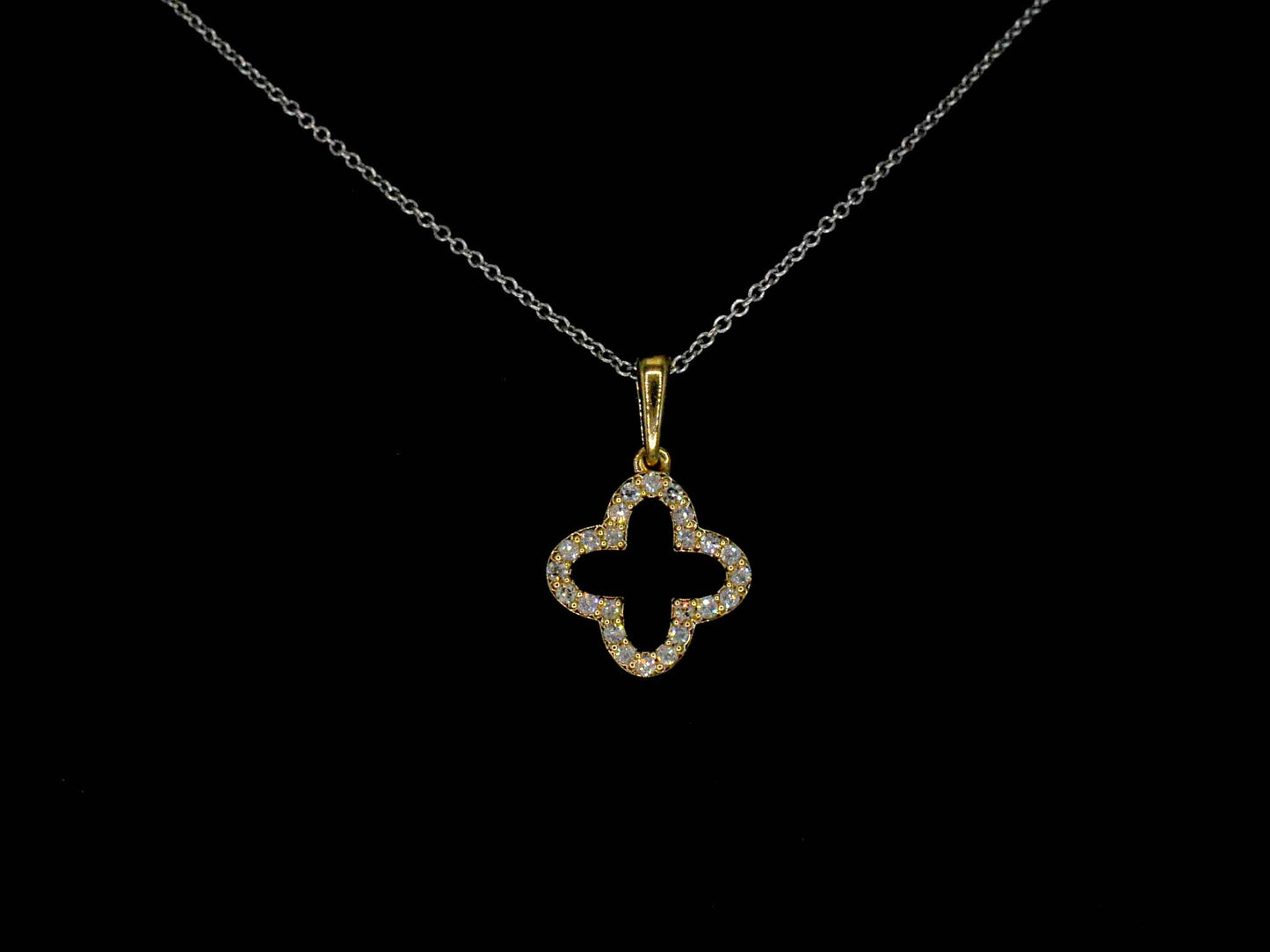 Gouden hanger in klaver vier vorm met diamanten