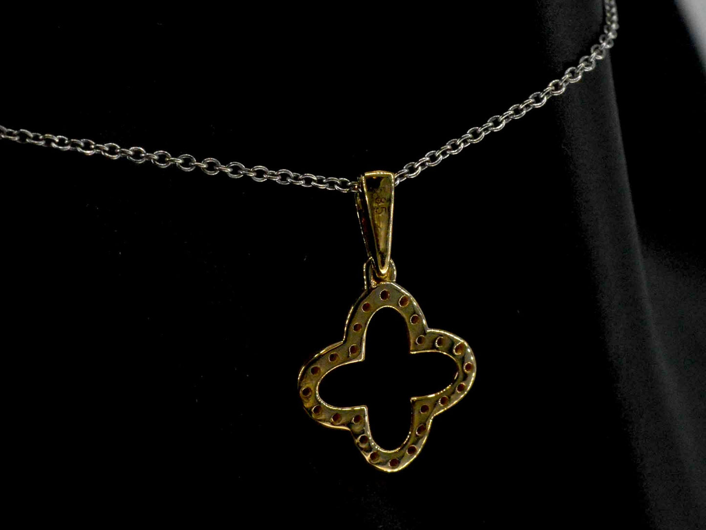 Gouden hanger in klaver vier vorm met diamanten