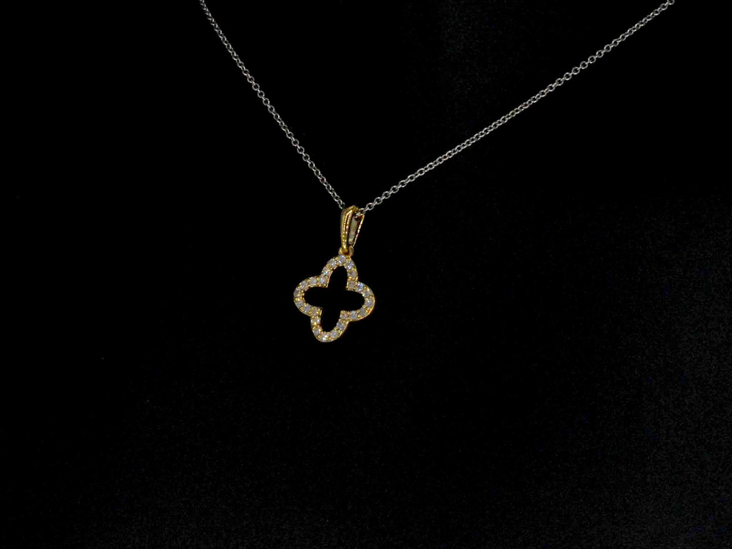 Gouden hanger in klaver vier vorm met diamanten
