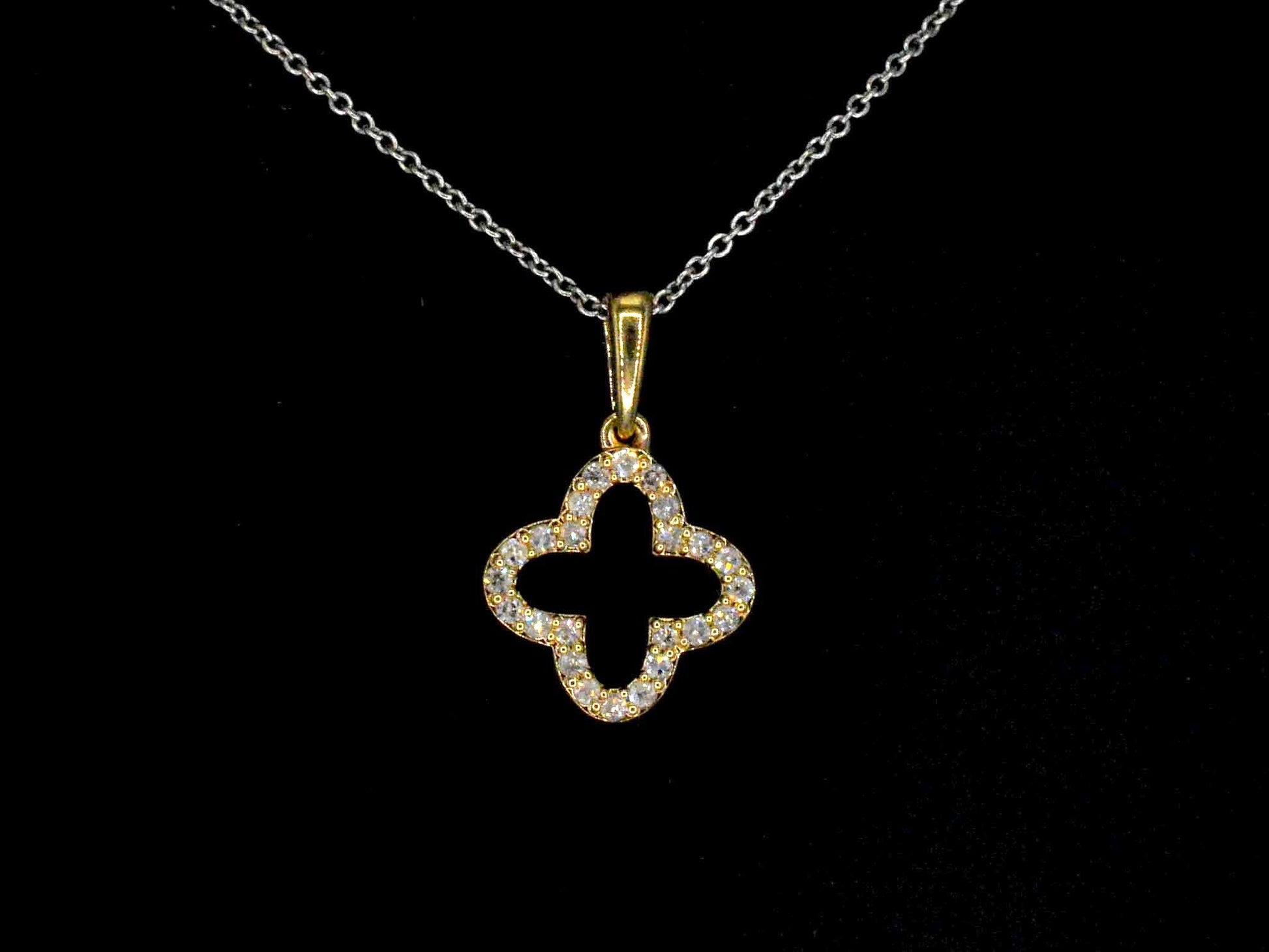 Gouden hanger in klaver vier vorm met diamanten