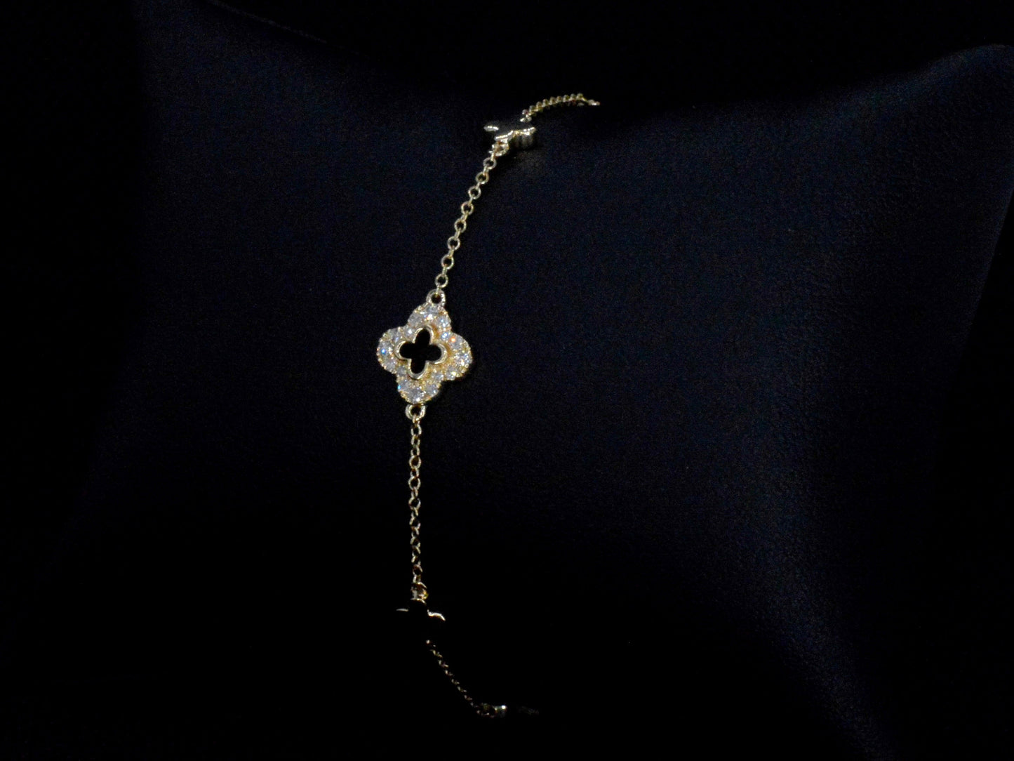 Gouden armband in klaver vier vorm met diamanten