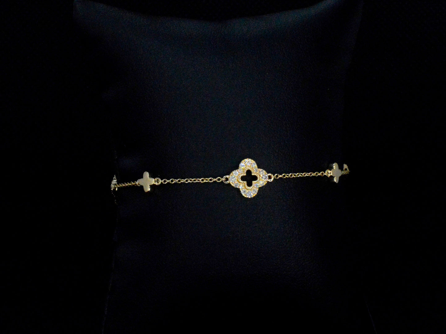 Gouden armband in klaver vier vorm met diamanten