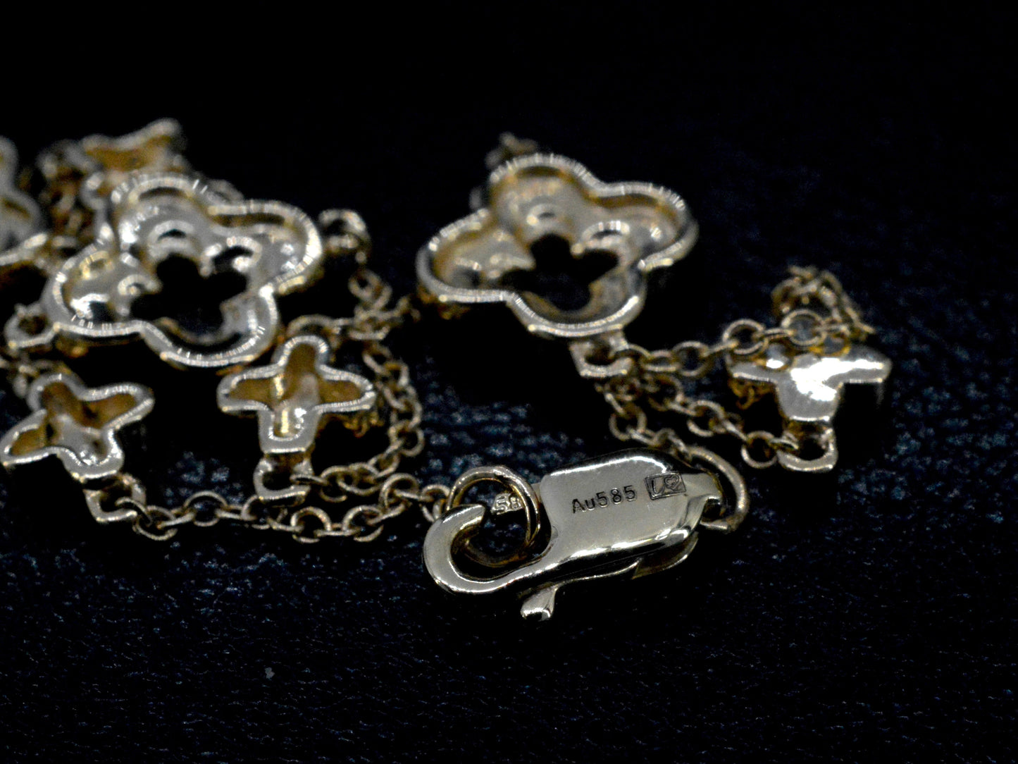 Gouden armband in klaver vier vorm met diamanten