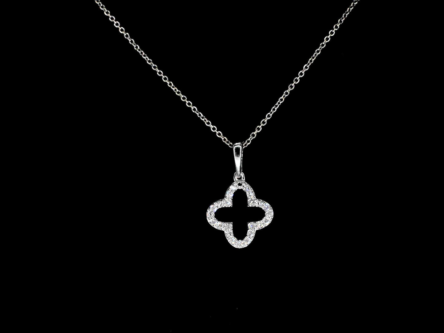 Witgouden hanger in klaver vier vorm met diamanten