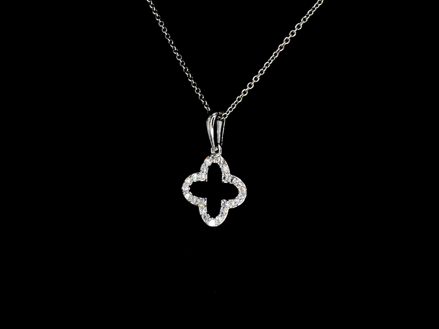 Witgouden hanger in klaver vier vorm met diamanten