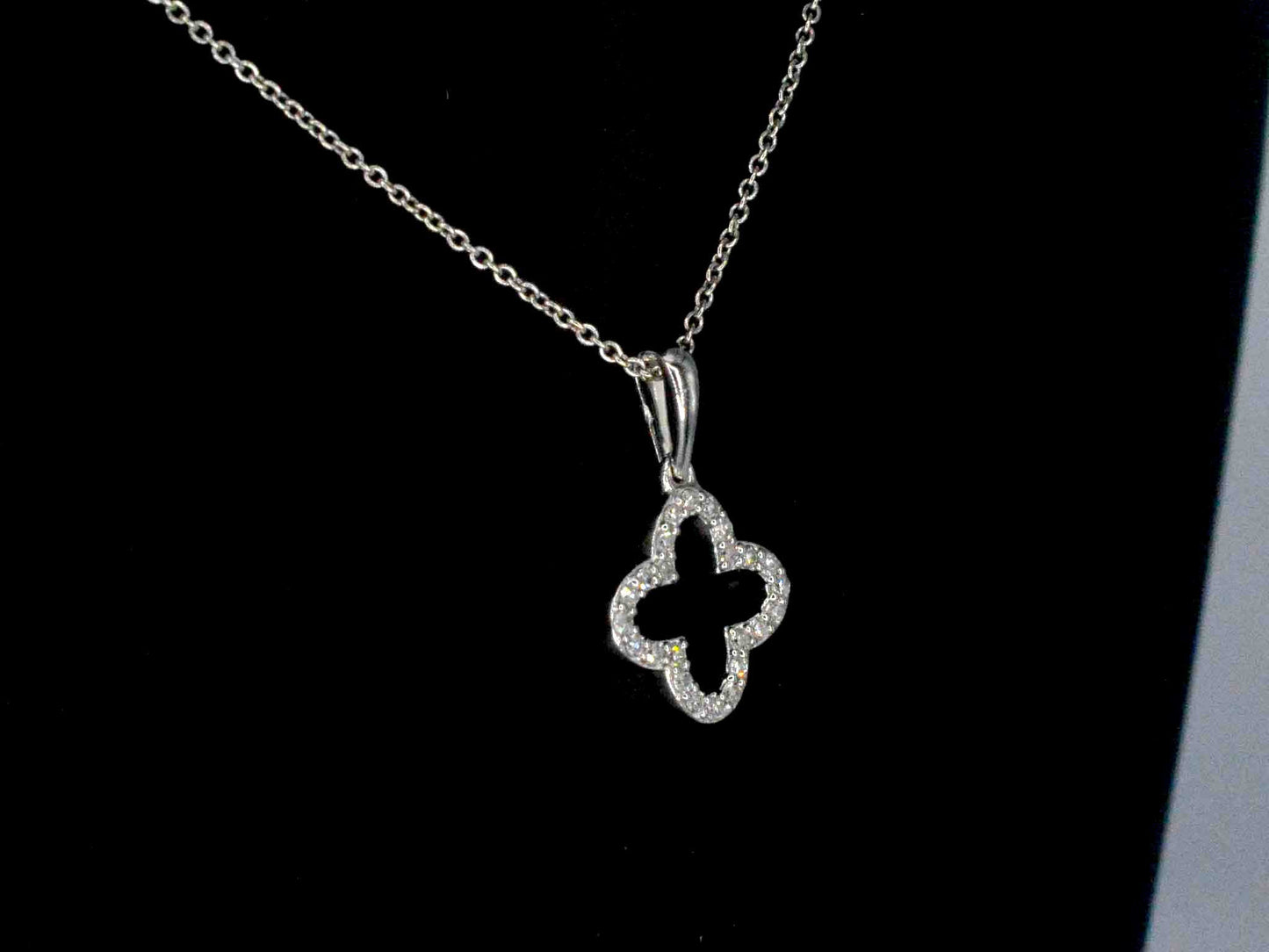 Witgouden hanger in klaver vier vorm met diamanten