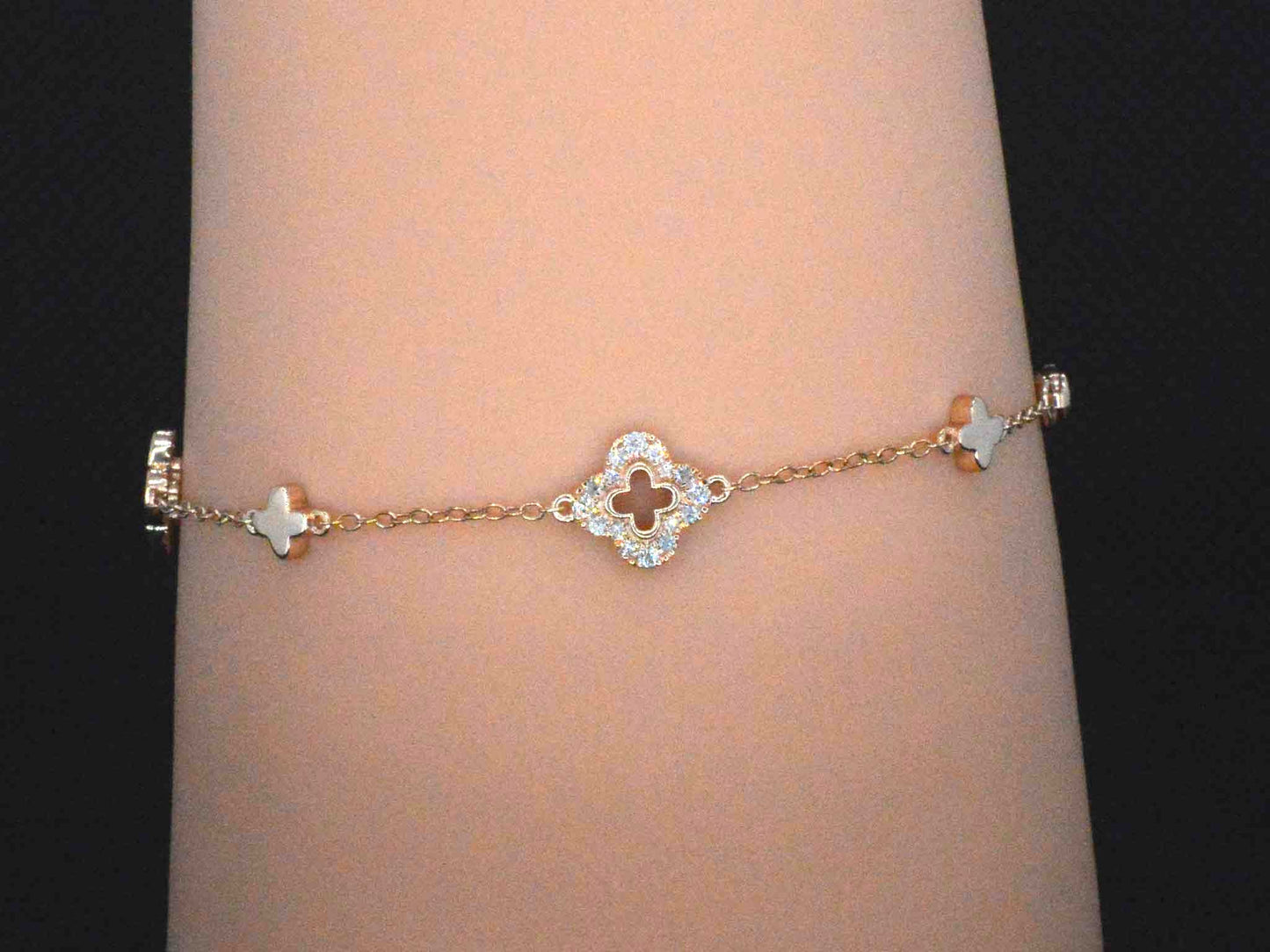 Rosegouden armband in klaver vier vorm met diamanten