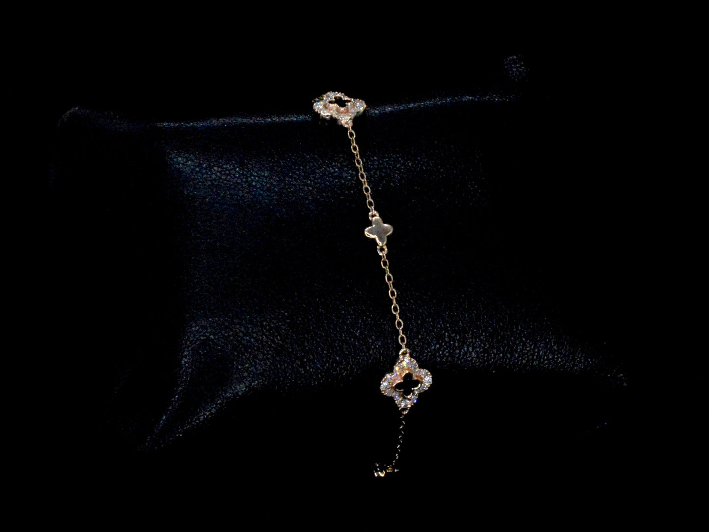 Rosegouden armband in klaver vier vorm met diamanten