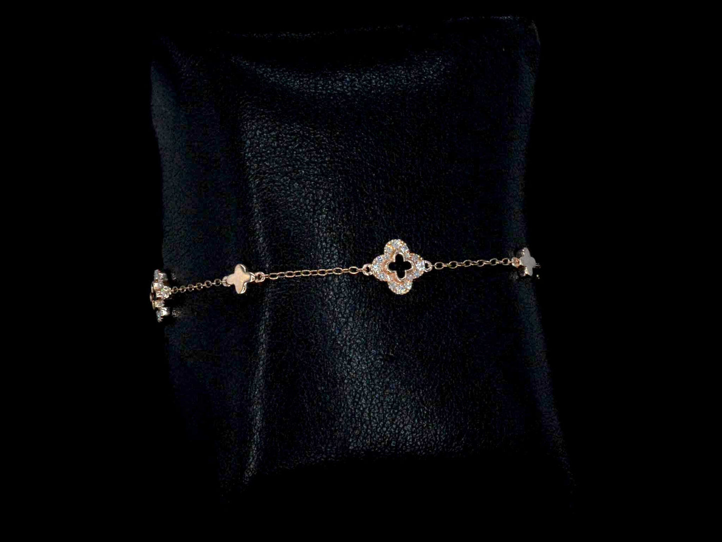 Rosegouden armband in klaver vier vorm met diamanten
