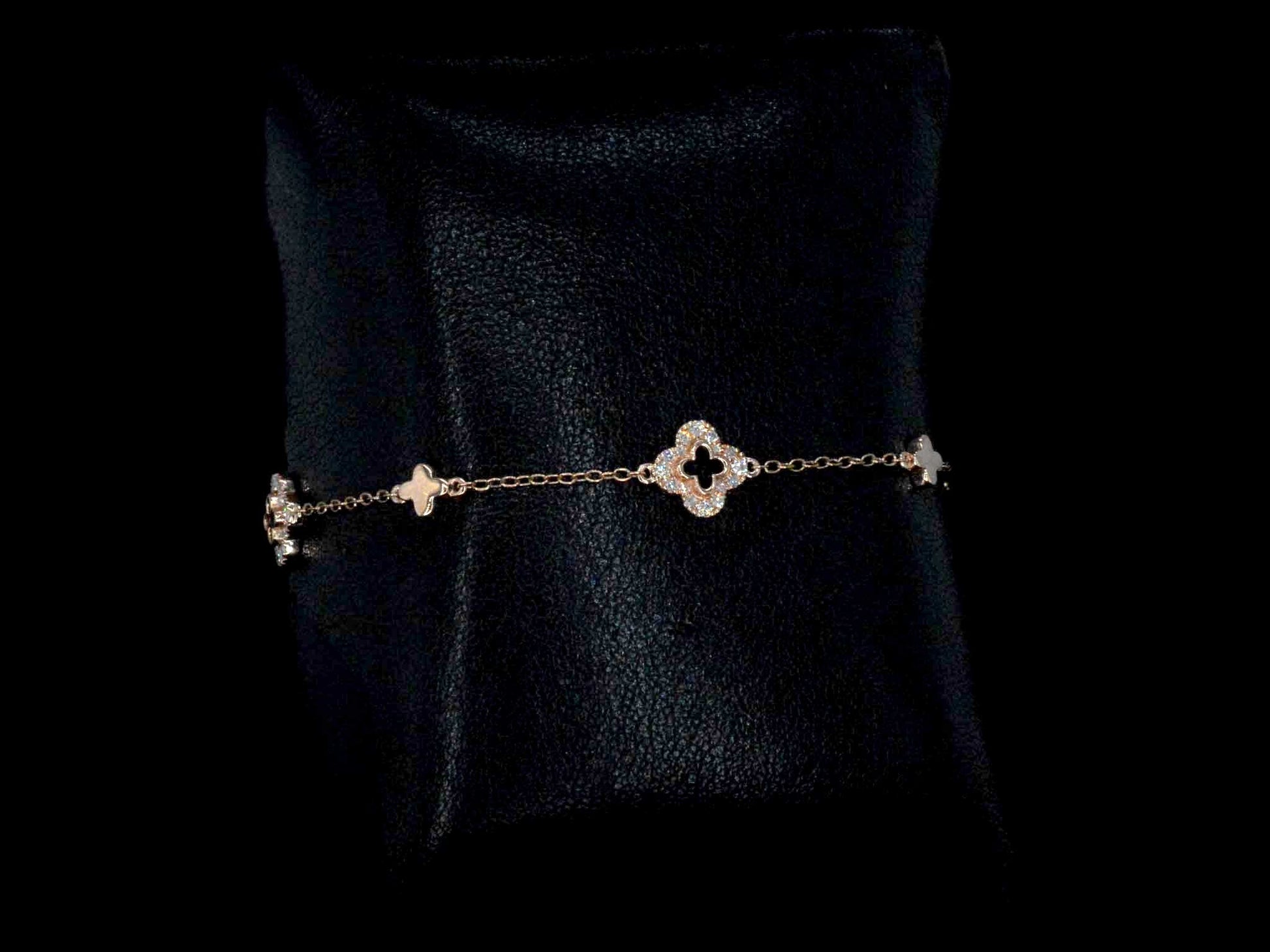 Rosegouden armband in klaver vier vorm met diamanten