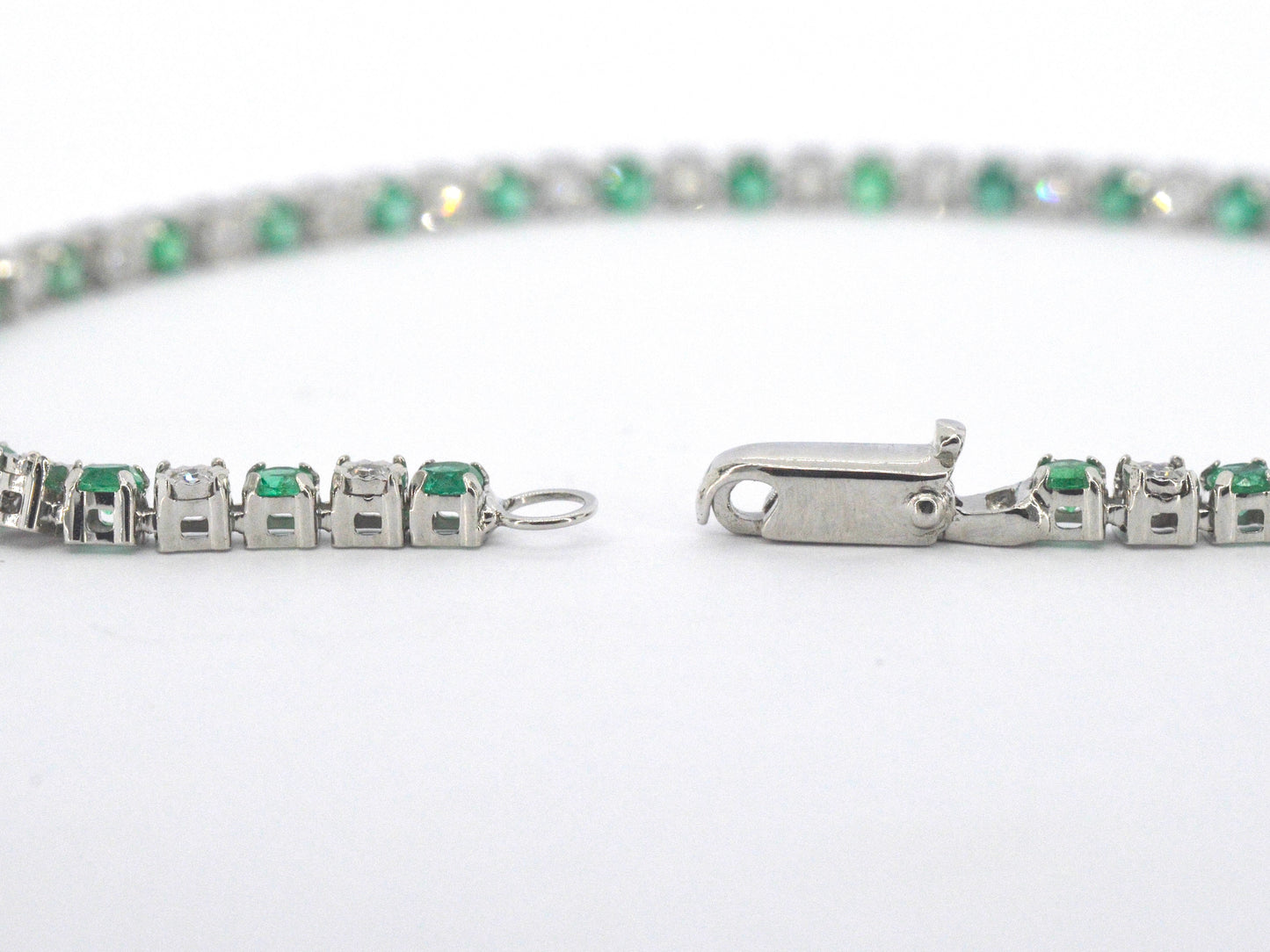 Witgouden tennisarmband met diamanten en smaragden