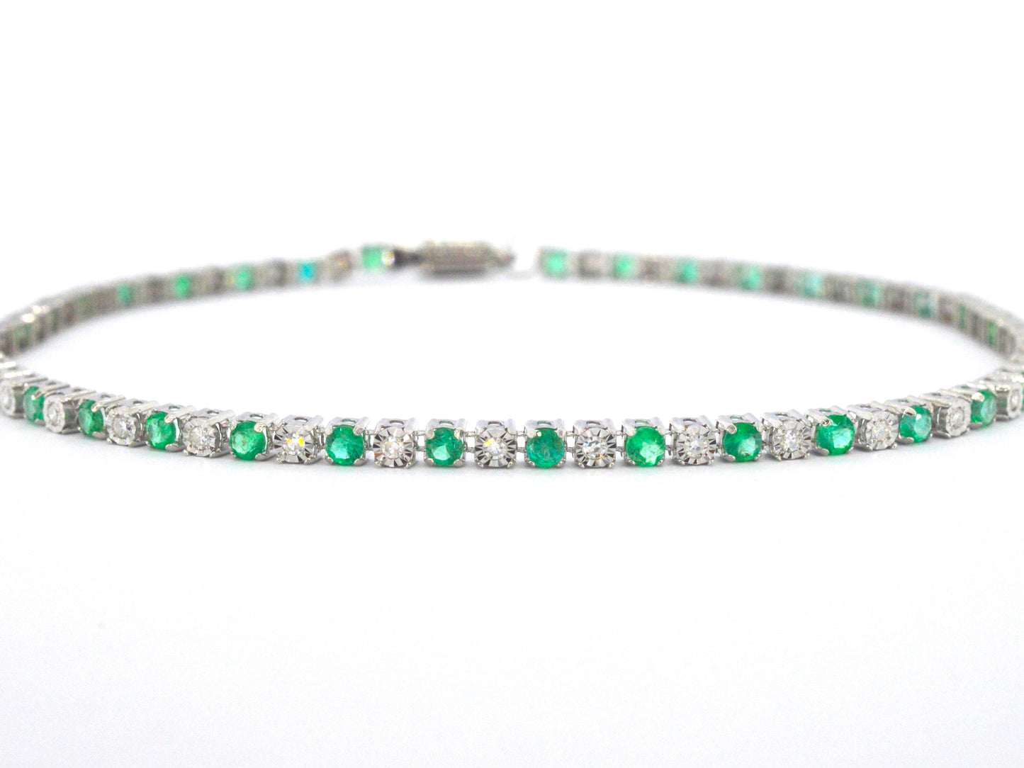 Witgouden tennisarmband met diamanten en smaragden